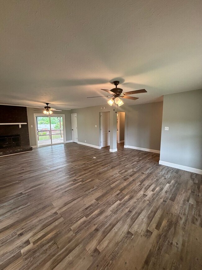 Building Photo - Freshly Renovated Rancher!
