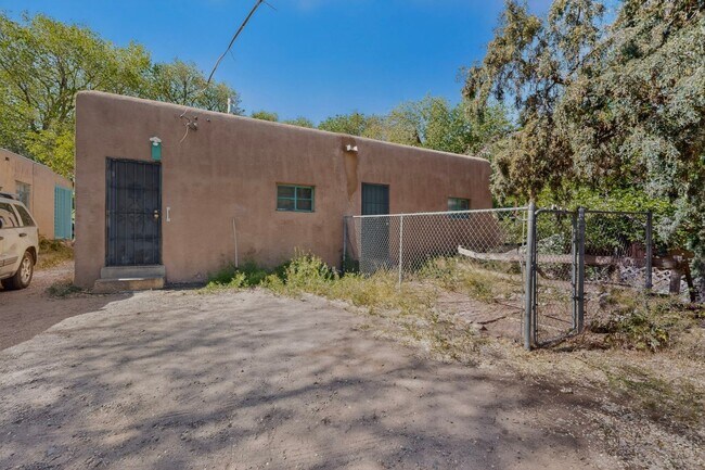 Building Photo - 1409-1409 Hazeldine Ave SE
