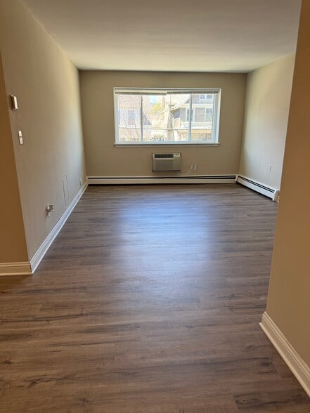 Building Photo - 2260 N Summit Ave