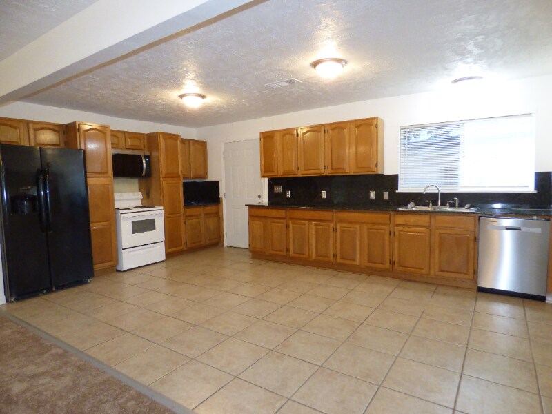 Building Photo - 2304 Broussard St