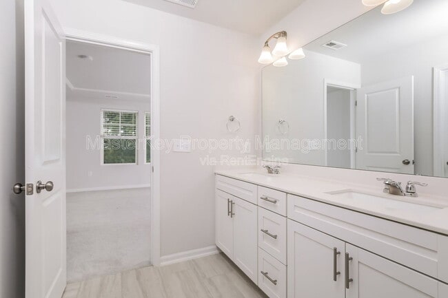 Building Photo - 2061 Caen St