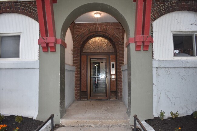 Building Photo - 99 Oak St