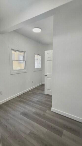 Building Photo - 1582 W 29th St