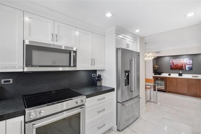Building Photo - 5555 Collins Ave