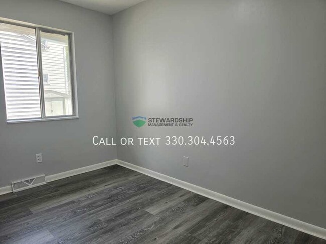 Building Photo - 2555 Edwin Ave