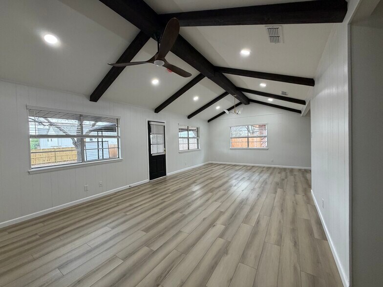 Building Photo - 6526 Forest Grove