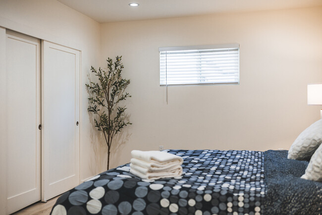 Building Photo - Fully furnished house in Van Nuys