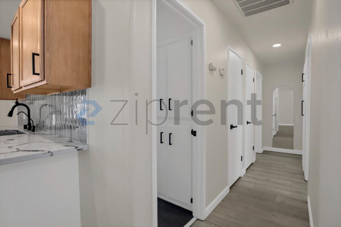 Building Photo - Unit