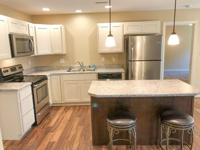 Building Photo - Like-New Ranch Home — 3 Bed / 2 Bath in Fo...