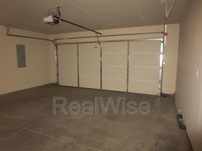 Building Photo - 3006 NE Red Oak Dr