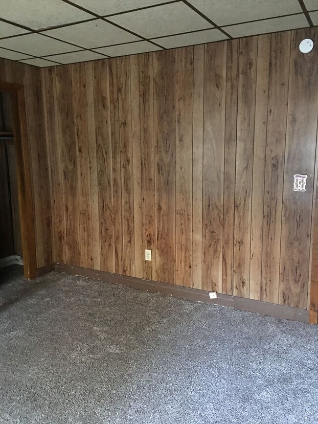 Building Photo - 2 Bdrm Row Home