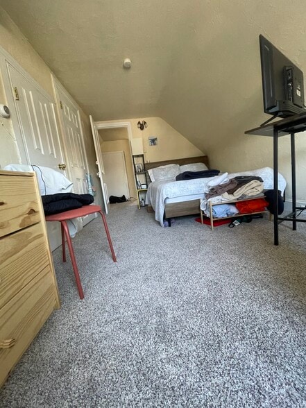 Bedroom with furniture - 157 Cricket Ave