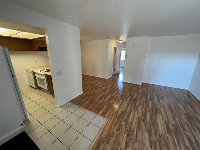 Building Photo - 2Br/1Ba Cute Condo Close to Downtown and H...