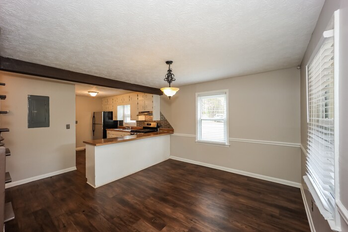 Building Photo - 245 Pinehurst Dr