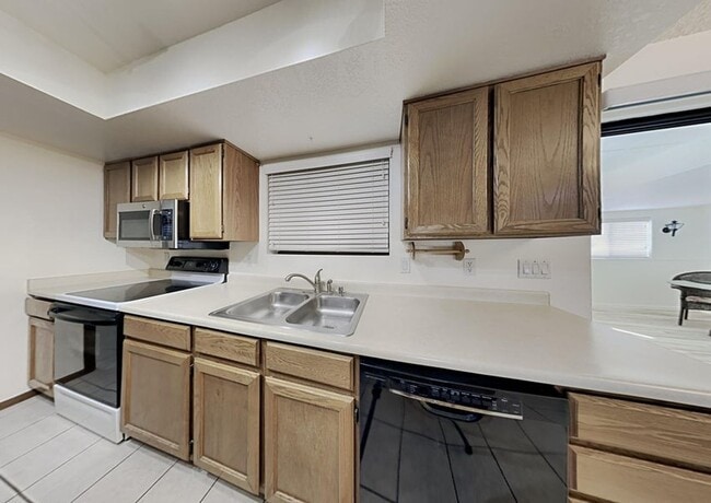 Building Photo - 2 bedroom Main house Attached Casita