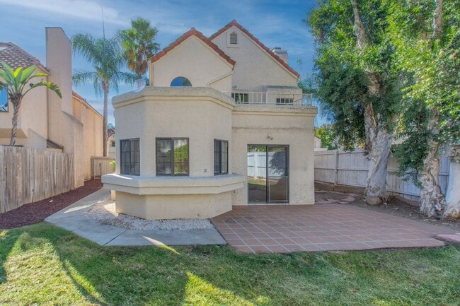 Building Photo - Highly Desirable 3 bedroom / 3 bath Cul-de...