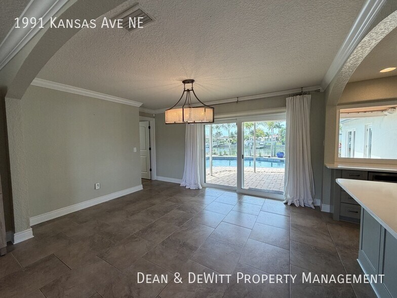 Building Photo - 4 Bed/3 Bath