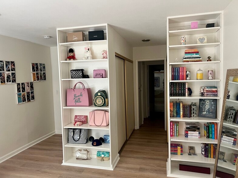 Bedroom - 911 N Kings Rd