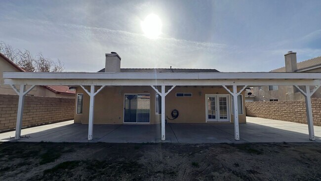 Building Photo - East Lancaster Home