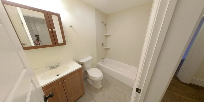 Building Photo - Large 4 bed