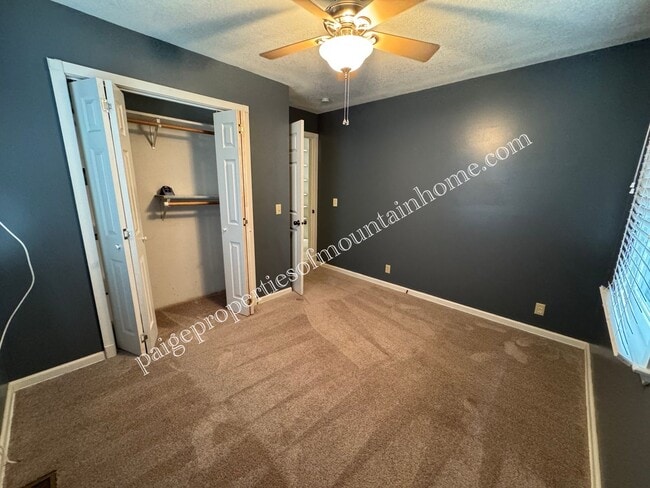 Building Photo - Village Green Home