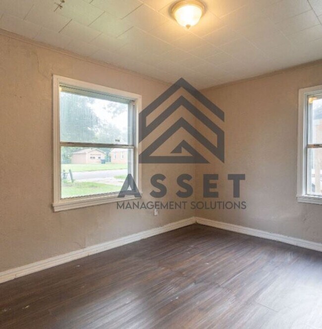 Building Photo - 316 E Harmon Dr