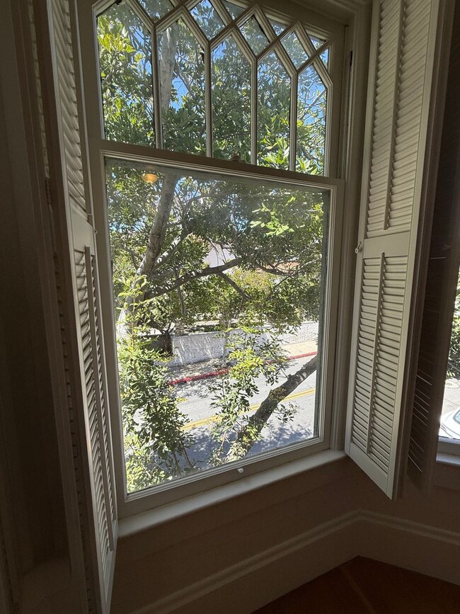 Building Photo - 2 Bedroom, 1 bathroom second floor apartme...