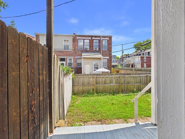 Building Photo - Large 3 Bedroom on 2nd St