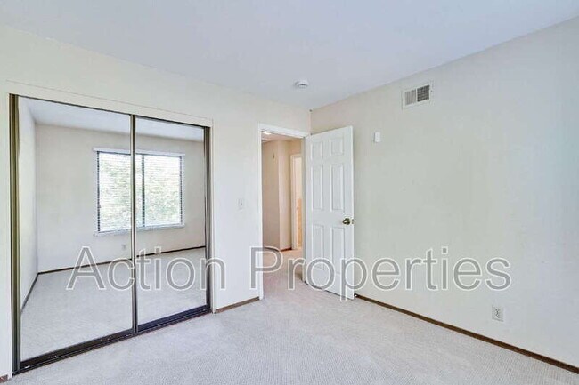 Building Photo - 947 La Mesa Terrace
