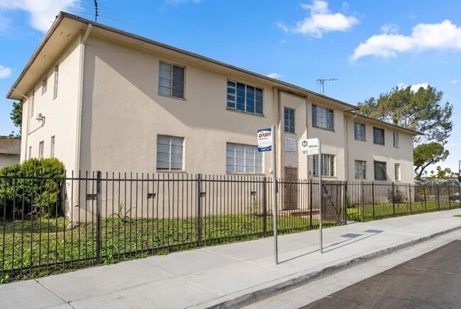 Building Photo - 4012 S Hillcrest Dr