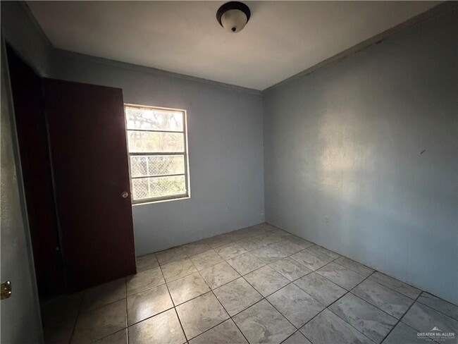 Building Photo - 10 Cardinal Ave W