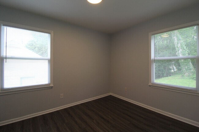 Building Photo - August FREE On This 3 Bedroom 1 Bath Home In Prairie Village