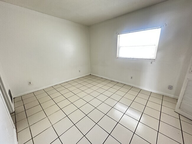 Building Photo - 1315 SE Silver Springs Pl