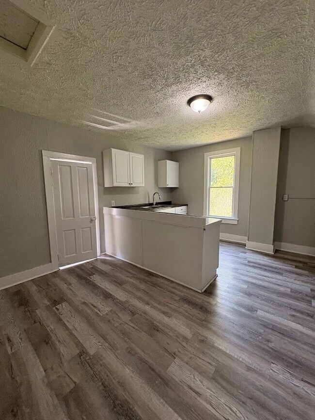 Building Photo - 656 Kling St