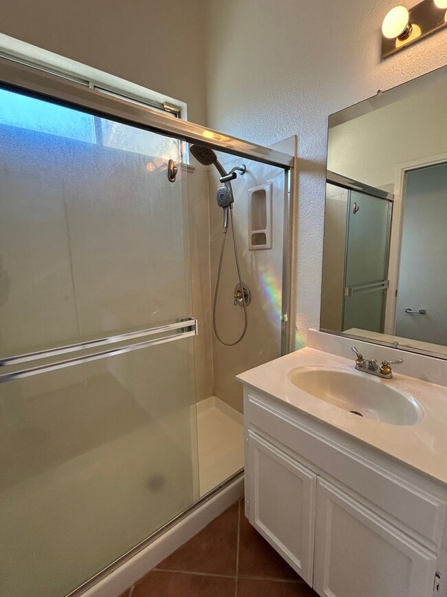 Building Photo - Beautiful 3 bedroom Home
