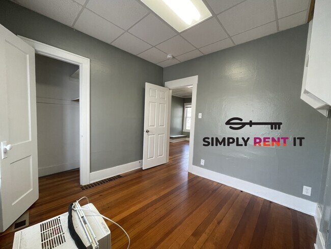 Building Photo - Renovated 2 Bedroom on Campus, Free Parkin...