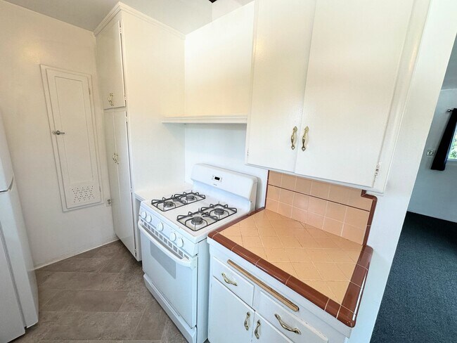 Building Photo - Corner 1 Bedroom Apartment in Los Feliz!