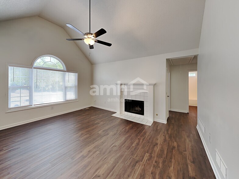 Building Photo - 5718 Graceland Dr
