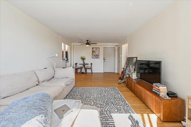 Building Photo - 25 Lake St