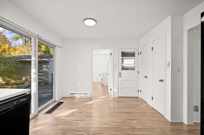 Building Photo - 1332 W Glenlord Rd