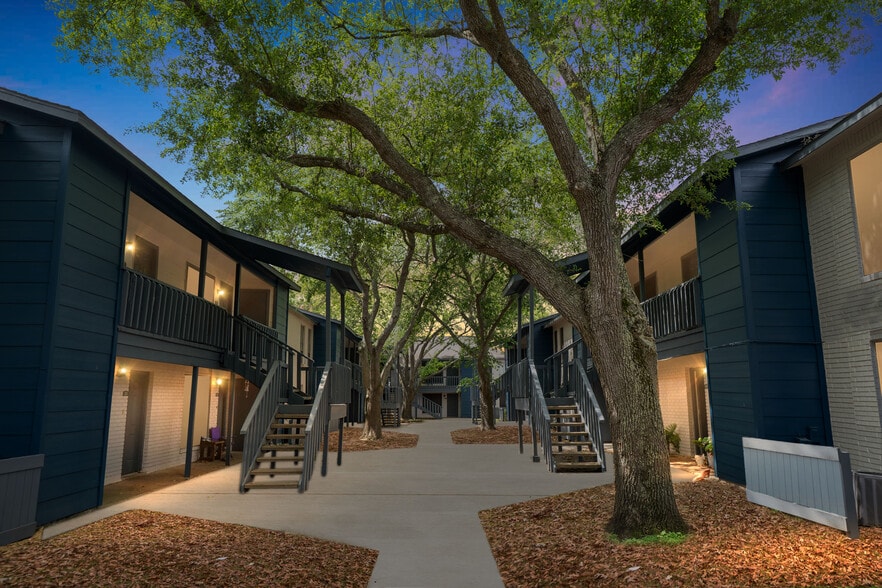 Building Photo - Palm Village