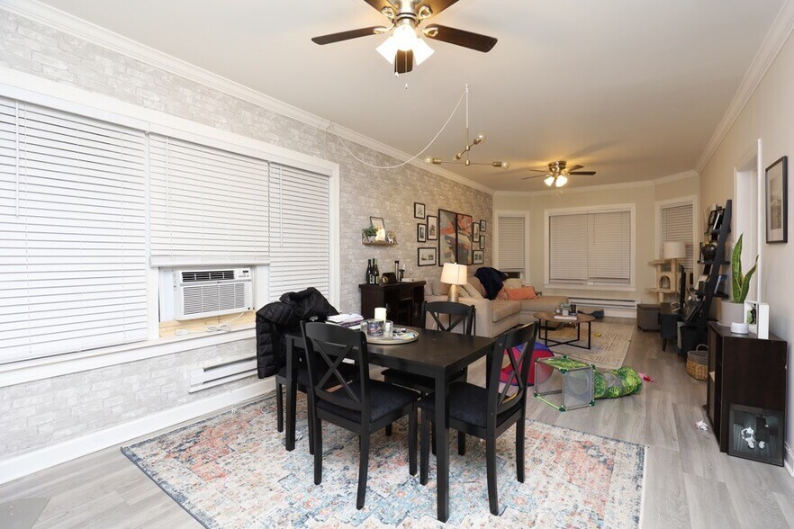 Building Photo - 648 W Roscoe St