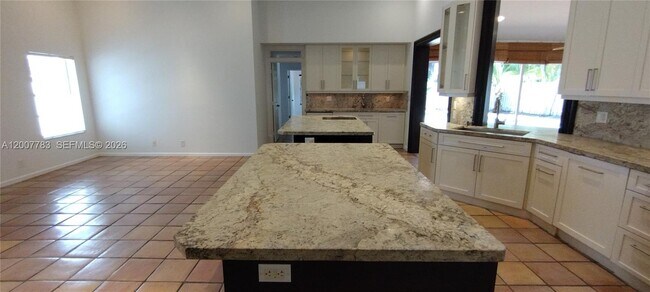 Building Photo - 659 Verona Pl