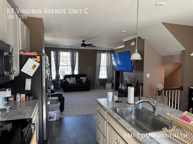 Building Photo - 3 bed/2.5 bath townhouse (available June 1...