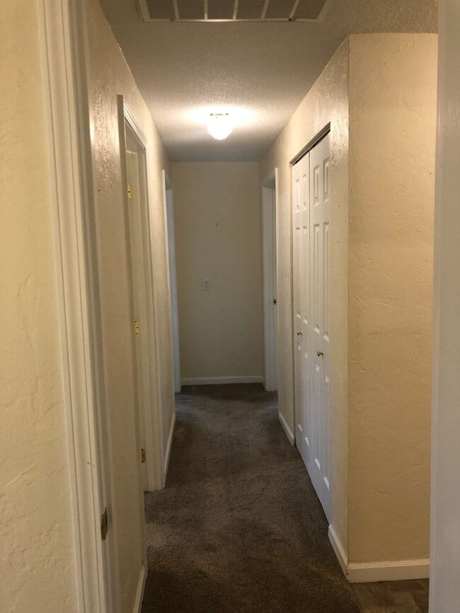 Building Photo - Spacious 3-bedroom, 2 bath home in SE Albany