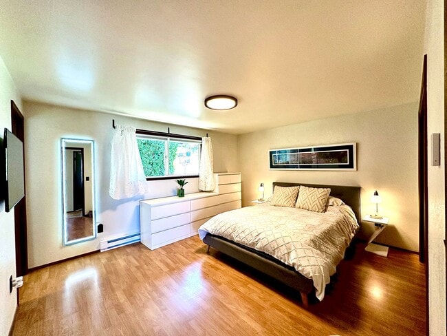 Building Photo - Rental with Views of Utsalady Bay and Mt B...