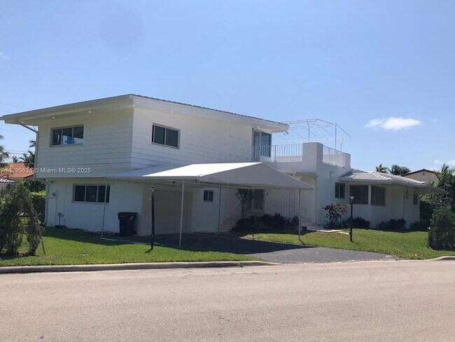 Primary Photo - 9257 Bay Dr