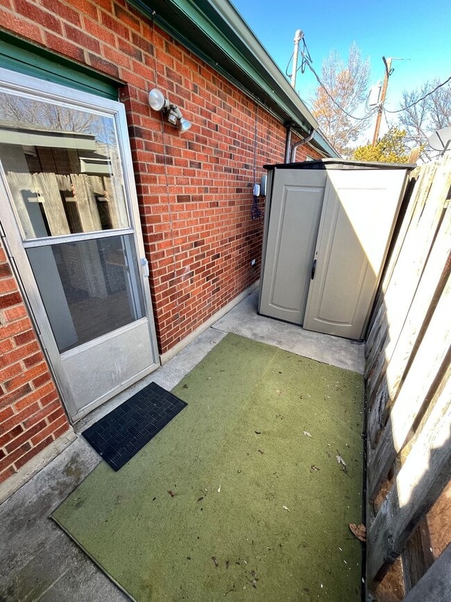 Building Photo - Perfectly Located Spacious Studio Apartment