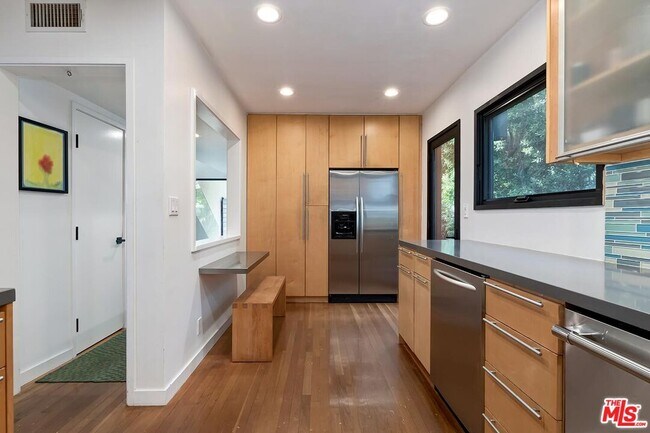 Building Photo - 832 Superba Ave