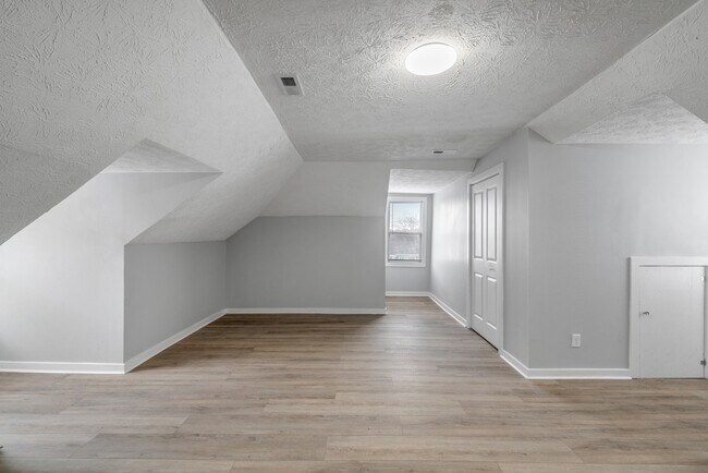 Building Photo - 2224 N Kenwood Ave